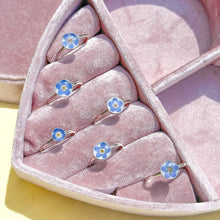 Load image into Gallery viewer, Forget-me-not circle bezel cup ring