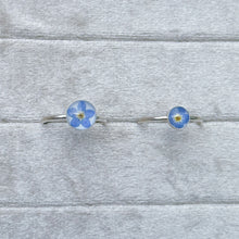 Load image into Gallery viewer, Forget-me-not circle bezel cup ring