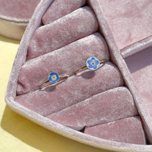 Load image into Gallery viewer, Forget-me-not circle bezel cup ring
