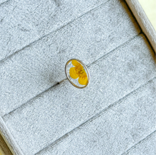 Load image into Gallery viewer, Size 5.5 - Buttercup Window sterling silver ring