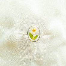 Load image into Gallery viewer, Bridal Wreath Window ring (size 8)