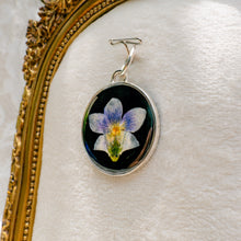 Load image into Gallery viewer, Circle violet charm