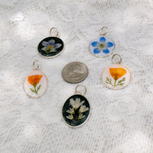 Load image into Gallery viewer, Circle violet charm