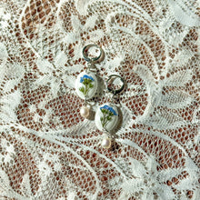Load image into Gallery viewer, Forget-me-not oval pearl huggie hoop