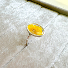 Load image into Gallery viewer, Size 9 - Buttercup Window sterling silver ring