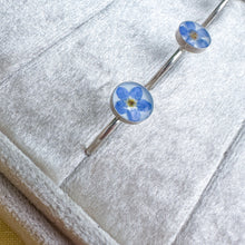Load image into Gallery viewer, Forget-me-not circle bezel cup ring
