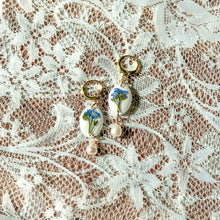 Load image into Gallery viewer, Forget-me-not oval pearl huggie hoop