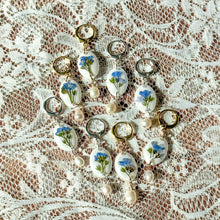 Load image into Gallery viewer, Forget-me-not oval pearl huggie hoop