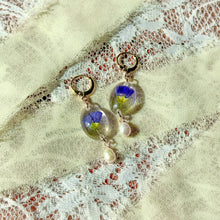 Load image into Gallery viewer, Blue flax pearl huggie hoop