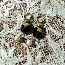 Load image into Gallery viewer, Yarrow pearl huggie hoop