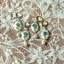 Load image into Gallery viewer, Forget-me-not oval pearl huggie hoop