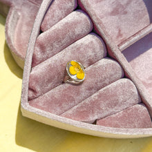 Load image into Gallery viewer, Size 5.5 - Buttercup Window sterling silver ring
