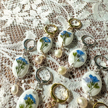 Load image into Gallery viewer, Forget-me-not oval pearl huggie hoop
