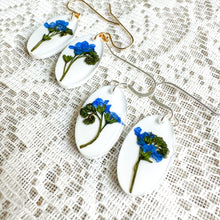 Load image into Gallery viewer, Forget-me-not oval earring