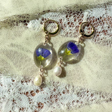 Load image into Gallery viewer, Blue flax pearl huggie hoop