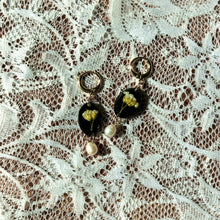 Load image into Gallery viewer, Yarrow pearl huggie hoop