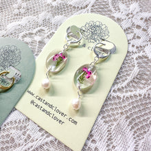 Load image into Gallery viewer, Pink heather oval pearl huggie hoop