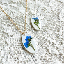 Load image into Gallery viewer, Forget-me-not oval necklace
