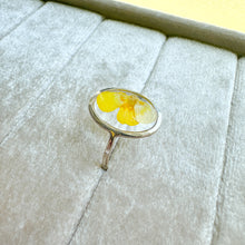 Load image into Gallery viewer, Size 8 - Buttercup Window faceted sterling silver ring
