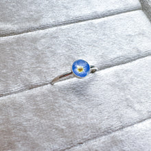 Load image into Gallery viewer, Forget-me-not circle bezel cup ring