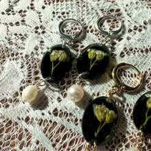 Load image into Gallery viewer, Yarrow pearl huggie hoop