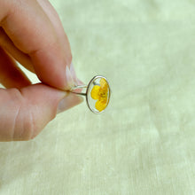 Load image into Gallery viewer, Size 5.5 - Buttercup Window sterling silver ring