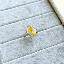 Load image into Gallery viewer, Size 5.5 - Buttercup Window sterling silver ring