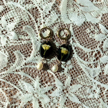 Load image into Gallery viewer, Yarrow pearl huggie hoop