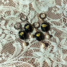 Load image into Gallery viewer, Yarrow pearl huggie hoop