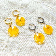 Load image into Gallery viewer, Buttercup pearl huggie hoops