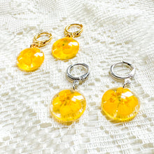 Load image into Gallery viewer, Buttercup pearl huggie hoops