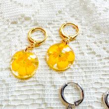 Load image into Gallery viewer, Buttercup pearl huggie hoops