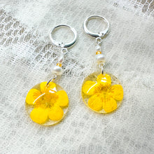 Load image into Gallery viewer, Buttercup pearl huggie hoops