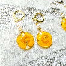 Load image into Gallery viewer, Buttercup pearl huggie hoops