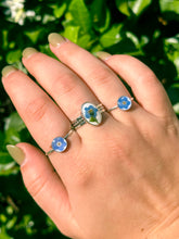 Load image into Gallery viewer, Forget-me-not patterned band ring (Size 9.5)
