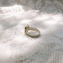 Load image into Gallery viewer, Fern patterned band ring (Size 6.5)
