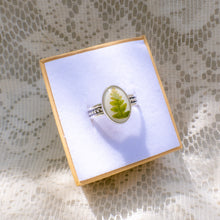 Load image into Gallery viewer, Fern patterned band ring (Size 7.5)
