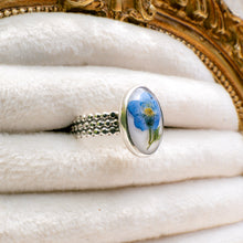 Load image into Gallery viewer, Forget-me-not patterned band ring (Size 7.5)
