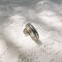 Load image into Gallery viewer, Forget-me-not patterned band ring (Size 8.5)
