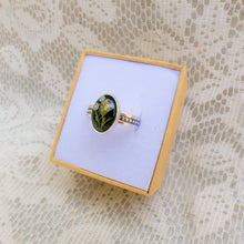 Load image into Gallery viewer, Yarrow patterned band ring (Size 10)
