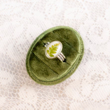 Load image into Gallery viewer, Fern patterned band ring (Size 7.5)
