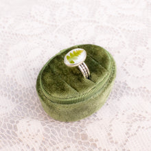 Load image into Gallery viewer, Fern patterned band ring (Size 7.5)
