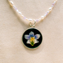 Load image into Gallery viewer, Circle violet charm
