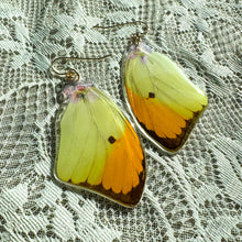 Load image into Gallery viewer, Purple flower yellow and orange wing earring
