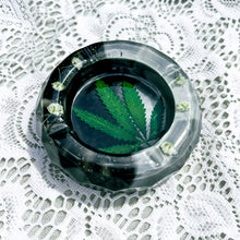 Load image into Gallery viewer, Baby’s breath marble cannabis leaf round ashtray
