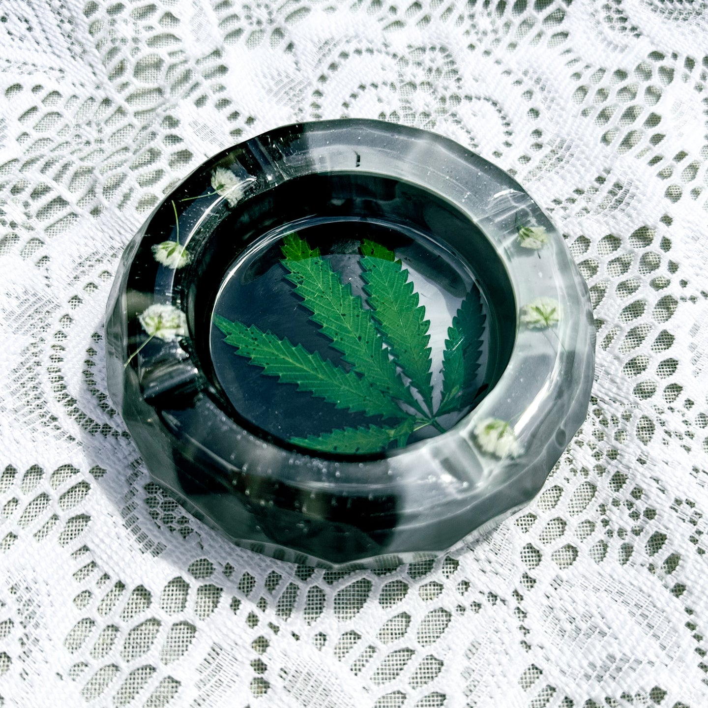 Baby’s breath marble cannabis leaf round ashtray
