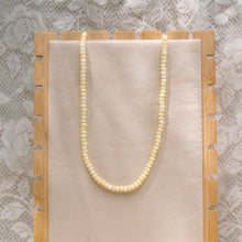 Load image into Gallery viewer, Butter yellow shell necklace
