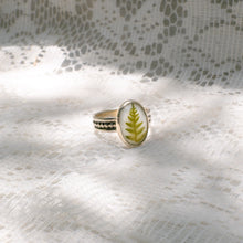 Load image into Gallery viewer, Fern patterned band ring (Size 6.5)
