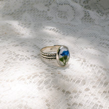 Load image into Gallery viewer, Forget-me-not patterned band ring (Size 8.5)
