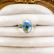 Load image into Gallery viewer, Forget-me-not patterned band ring (Size 9.5)
